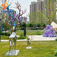Sculpture de cerf personnalisée en acier inoxydable miroir avec bois de cerf irisés et colorés pour la décoration de hall d'hôtel, villa, parc et aménagement paysager