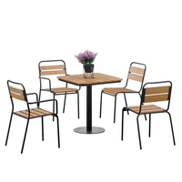 Ensemble de 4 chaises et table en plastique imitation bois, design moderne, résistant aux intempéries, idéal pour parc, patio, cour, hôtel, salon – Vente Flash