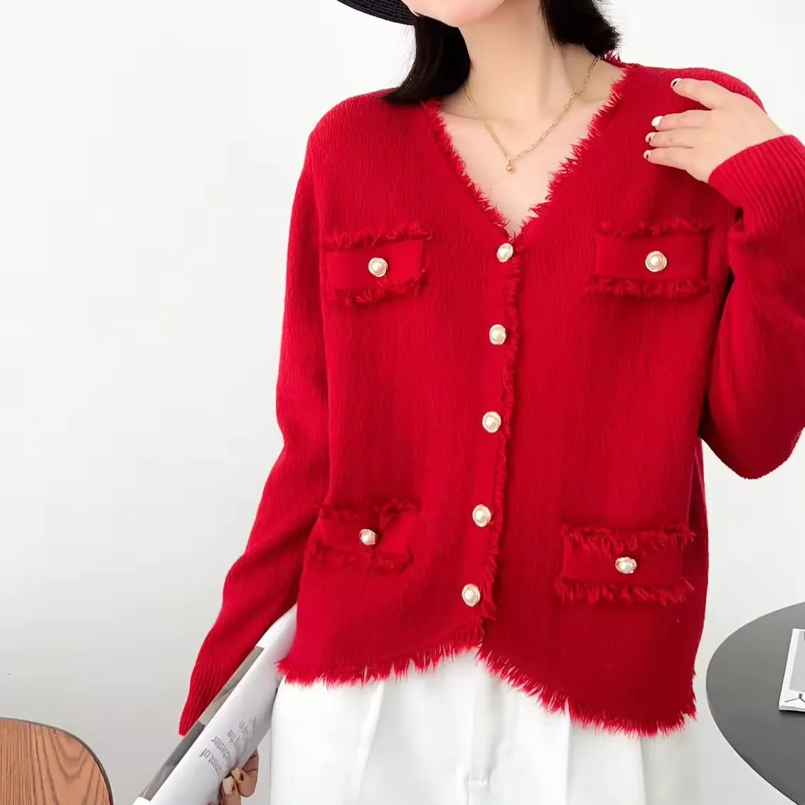 Chaqueta de punto de viento fragante dulce de otoño, abrigo grueso rojo de alto grado para mujer, blusa con borlas y sentido del temperamento para personas mayores