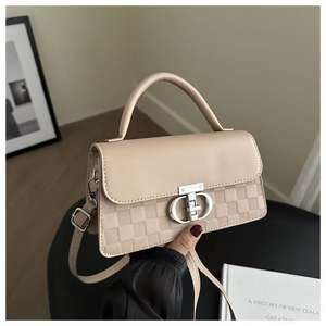 Sac à main en cuir à carreaux deux tons avec bandoulière à boucle en métal - Product Image 6