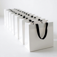 Emballage pour vêtements avec sacs en papier personnalisés, boîtes, étiquettes suspendues, cartes et accessoires de marque