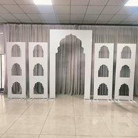 Vente en gros de toile de fond de scène en métal blanc de luxe, arche d'affichage, panneau de support d'événement simple pour fournitures de décoration de fête de mariage