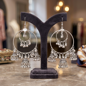 Aros Clásicos de Latón Oxidado con Diseño de Paz, un Regalo Moderno de Kanhai Jewels - Product Image 3