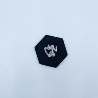 Étiquette en métal gaufré en alliage de zinc écologique de haute qualité avec logo personnalisé, 4,1x3,6 cm, couleur personnalisée pour vêtements et chaussures