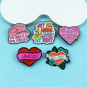 Broche de solapa de esmalte suave personalizado con diseño de sombrero de vaquero rosa 'Dolly We Trust' y corazón 'I Love Mom', insignia bonita para mamá de perros, regalo para el Día de la Madre - Product Image 2