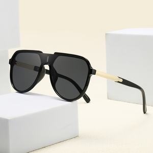 Nuovi Occhiali da Sole Quadrati con Lente Unica, Protezione dai Raggi UV, Adatti sia per Uomini che per Donne - Product Image 3