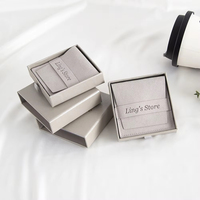 Boîte d'emballage pour bijoux en carton gris avec tiroir coulissant, logo personnalisé, insert en microfibre et pochette enveloppe pour collier et bague