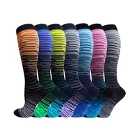 Chaussettes de sport tricotées à compression, dégradées, multicolores, en nylon, antidérapantes, pour jeunes hommes, très vendues à l'international