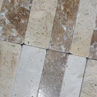 Vente en gros de carreaux de marbre travertin crème et jaune de couleurs mélangées pierre dégringolée et aiguisée pour les carreaux de mur et de sol de jardin