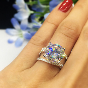 Anello da Donna con Design a Croce a Quattro Punte, Elegante Accento in Pietra, Gioiello Romantico alla Moda, Regalo per Lei - Product Image 1