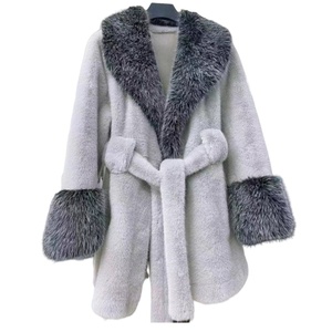 नकली फर कॉलर के साथ महिलाओं का नकली मिंक कोट सर्दियों की लंबी आस्तीन फ्यूरी ट्रिम पेपलम परका कोट - Product Image 1