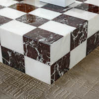 Table basse de luxe en marbre rouge et blanc, motif damier, avec base métallique pour hôtel et salon
