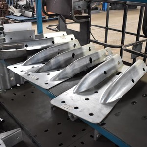 Barriera di Sicurezza a Tre Travi per Ponti, <span class=keywords><strong>Guardrail</strong></span> Stradale Zincato a Doppia Onda per Strade Rurali - Product Image 3