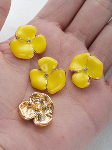Bottoni in Metallo a Forma di Fiore di Camelia con Smalto Giallo Stile Retrò Francese Personalizzabili per Accessori d'Abbigliamento - Product Image 3