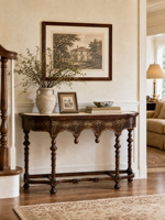 Console en bois vieilli style antique avec tablier floral peint à la main, plateau crème et pieds tournés pour entrée