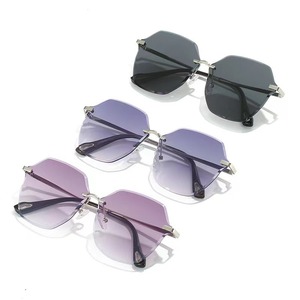 Nouvelle Tendance Mode : Lunettes de <span class=keywords><strong>Soleil</strong></span> <span class=keywords><strong>Femme</strong></span> Sans Monture, Protection UV400, Haut de Gamme, Personnalité, Amincissant le Visage, Or Blanc, Pour Soirée - Product Image 4