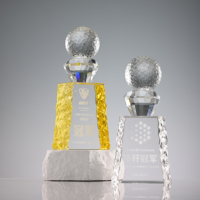 Vente en gros de trophée en verre de cristal de sport personnalisé Nom individuel Médaille gravée Souvenir avec plaque de tasse de base en métal Design
