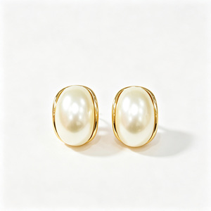 Orecchini alla Moda 2026 Placcati Oro 18K, Stile Francese Chic, con Perle Pastello Ovali e Cornice a Mezzaluna, Unisex, Minimalisti, Nuovi per Feste - Product Image 1