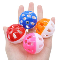 Balle de jeu pour chat en plastique avec son et clochette, pour l'auto-entretenissement et le soulagement de l'ennui, colorée et creuse