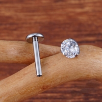 Anting-anting labret stud titanium JiaXin ASTM F136 16G 18G tiga cabang ulir dalam dengan bagian belakang datar untuk tindik tragus dan helix.