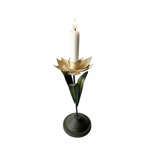 Candelero con Forma de Flor y Hojas Verdes, Decoración para el Hogar, Candelero de Metal Duradero - Product Image 1