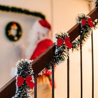 Guirlande de Noël Artificielle Vert Pin en PET avec Ruban Métallique Vert Foncé et Bordure Blanche – Ornement Festif pour Fêtes