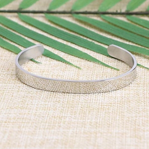 Bracelet Manchette Inspirant en Acier Inoxydable avec Citation Motivante : « Crois en toi comme je fais, continue à avancer » - Product Image 3