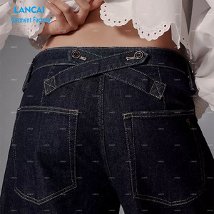 Jeans décontractés personnalisés pour femmes, longueur mi-genou, coupe droite, écologiques, bleu clair, taille boutonnée, en tissu denim, vente en gros de vêtements - Product Image 3