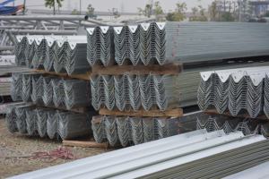 Barrières de sécurité routière en acier W-Beam, système de protection contre les accidents, galvanisées à chaud, pour les infrastructures - Product Image 3