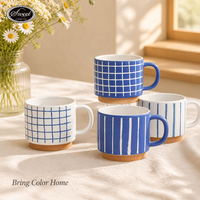Tasse en céramique personnalisable peinte à la main avec motif à carreaux bleus et rayures, idéale pour un cadeau promotionnel