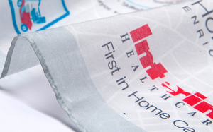 カスタムデザイン 高級感あふれる伝統模様 イエローホワイト バンダナ柄 シルクシフォン スクエアスカーフ 女性向けスタイリッシュハンカチーフ - Product Image 6