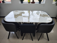 Ensemble une table et six chaises de haute qualité pour salle à manger et restaurant
