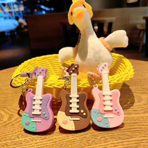 Llavero Creativo, Genial y Lindo con Forma de Guitarra 3D, Ligero, de Plástico, para Colgar en el Auto o Bolso, Personalizado para Decoración - Product Image 4