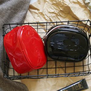 Sac à cosmétiques ovale en PU brillant imperméable rouge haut de gamme de 7 pouces avec logo en relief pour sac de soirée - Product Image 3