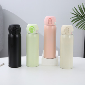 <span class=keywords><strong>Bouteille</strong></span> isotherme sous vide en acier inoxydable 316 de 500 ml <span class=keywords><strong>avec</strong></span> deux couvercles à ouverture rapide, 2 modes de consommation : <span class=keywords><strong>paille</strong></span> en silicone souple et boisson directe - Product Image 1
