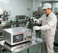 Petite machine de remplissage de liquides CNC semi-automatique pour boissons/eau, économe en énergie, garantie 1 an, entraînement par moteur
