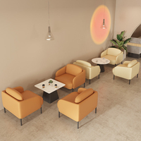 Ensemble de meubles de café commercial : canapé et table ronde, table et chaises en cuir pour hall d'hôtel et projet de restaurant