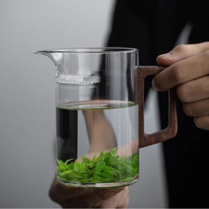 Taza de cristal de borosilicato de alta calidad con mango de madera, base gruesa y diseño minimalista para servir té - Product Image 4