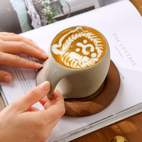 Mug à Latte Beige Moucheté Personnalisé 250ml/300ml Ensemble de Tasses à Café en Céramique Irrégulière avec Soucoupe en Bois pour la Maison Café Bar