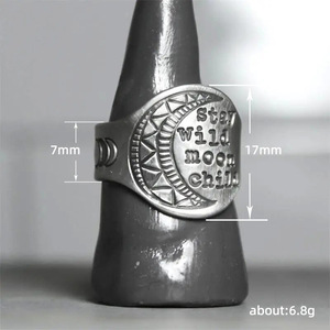 Anello con disco lunare inciso, unisex, tono argento antico, accessori moda vintage boho - Product Image 5
