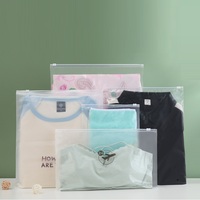 Sac à fermeture éclair mat personnalisé UniOne pour t-shirts, maillots de bain, vêtements, sac en plastique noir givré avec fermeture éclair pour l'emballage des vêtements