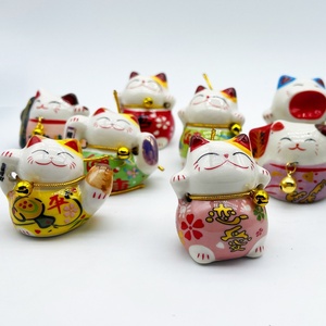 แมวกวักนำโชค เครื่องประดับเซรามิกขนาดเล็ก งานฝีมือสร้างสรรค์เชิงวัฒนธรรม ของขวัญชิ้นเล็กๆ สำหรับตกแต่งรถยนต์ โต๊ะทำงาน และบ้าน - Product Image 2