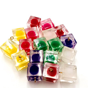 Breloques en résine en forme de cube, couleurs assorties, pendentifs en plastique pour la fabrication de bijoux, accessoires DIY, design géométrique en forme de fruit, idéal pour les occasions spéciales - Product Image 1