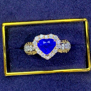Bague en or jaune 18 carats avec saphir bleu pétrole naturel taille cœur de 2,65 carats, sertie d'un halo de 36 diamants ronds et d'un sertissage Milgrain à queue fendue - Product Image 4