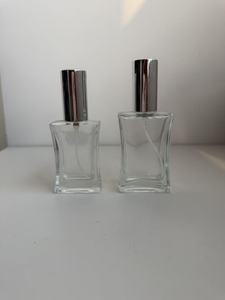 Flacon de parfum de luxe 100 ml en verre plat carré, élégant, vide, en cristal, pour voyage, rechargeable, avec bouchon à vis et pulvérisateur, imprimé sérigraphié, marque <span class=keywords><strong>CGP</strong></span> - Product Image 1