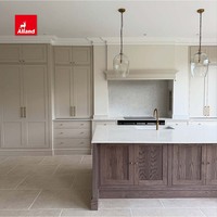 Armoire de cuisine Alland en bois massif, style Shaker, laque crème blanche, chêne clair, avec robinet en laiton pour villa