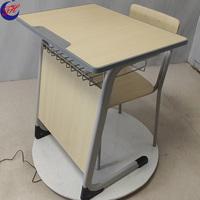 Bureaux et chaises d'école modernes en acier robustes et stables à hauteur fixe avec plateau en bois pour une utilisation en classe