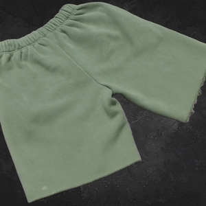 กางเกงขาสั้นผ้าฝ้ายเฟรนช์เทอร์รี่ทรงหลวมแบบซันเฟด 320 แกรม รุ่นคัสตอมซัมเมอร์ ลุคยับย่นแบบดิสเทรส แอซิดวอช สำหรับผู้ชาย - Product Image 3