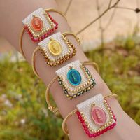 Bracelet religieux bohème en textile tricoté à la main avec breloque émaillée Vierge Marie et chaîne serpent dorée réglable