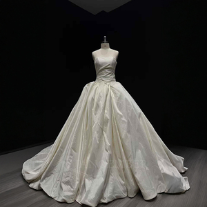 Robe de mariée moderne Nt18 avec traîne chapelle, appliques, longueur ras du sol, dos nu, design jupe de bal par for - Product Image 3